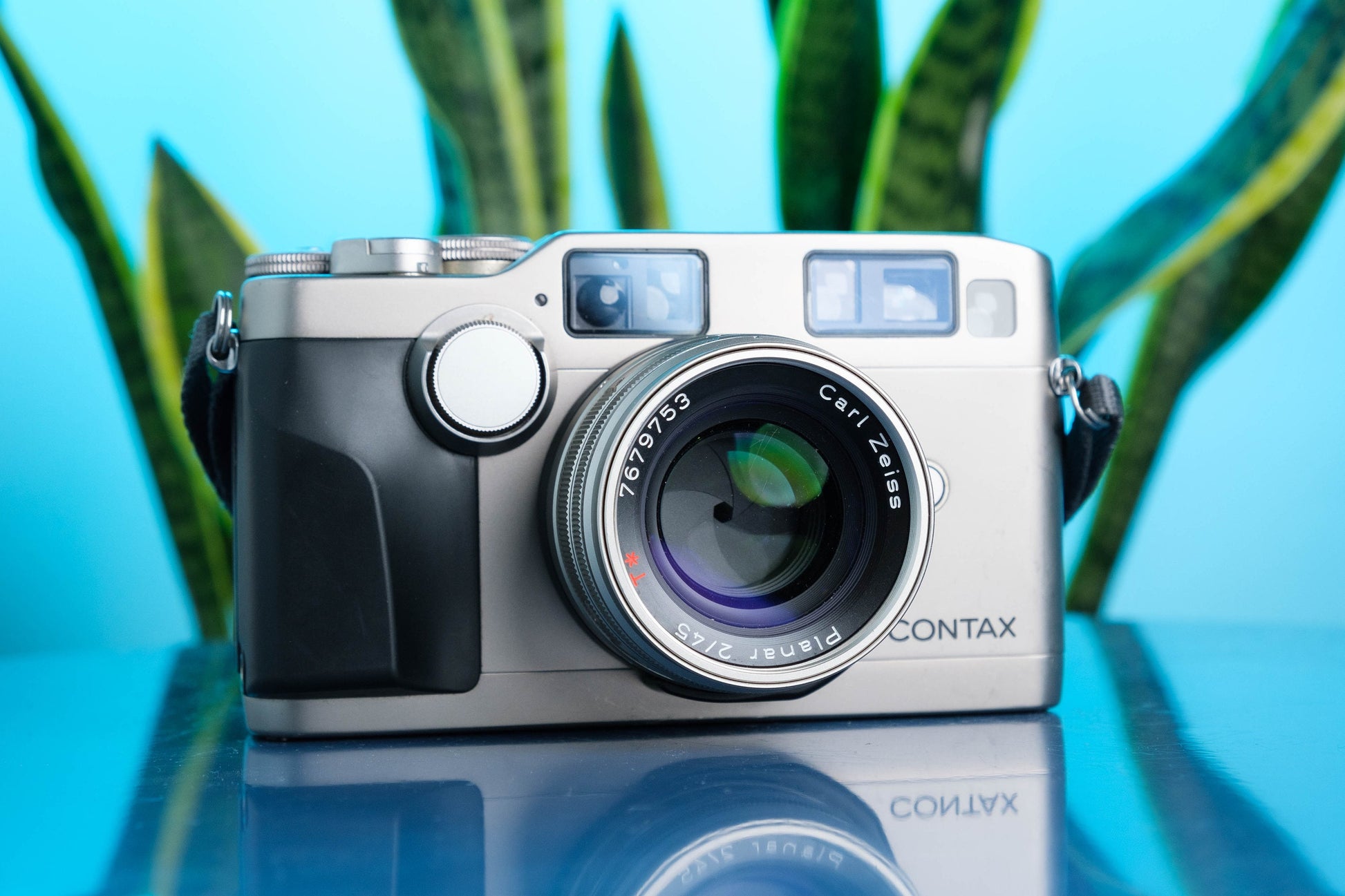 Contax G2 35mm Rangefinder Camera With Carl Zeiss Planar 45mm F/2 T* Lens