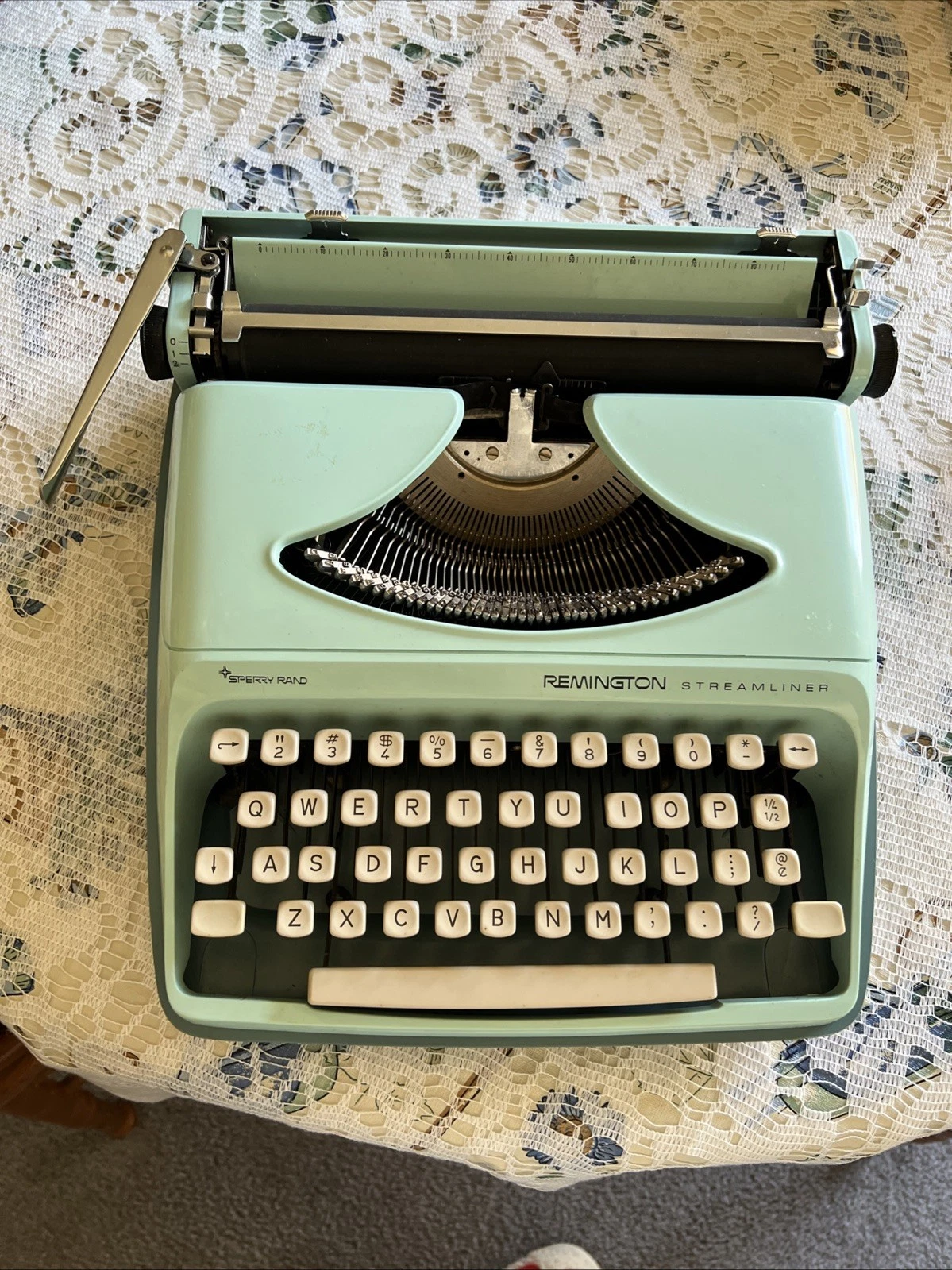 Remington Streamliner Portable Typewriter (Sperry Rand)
