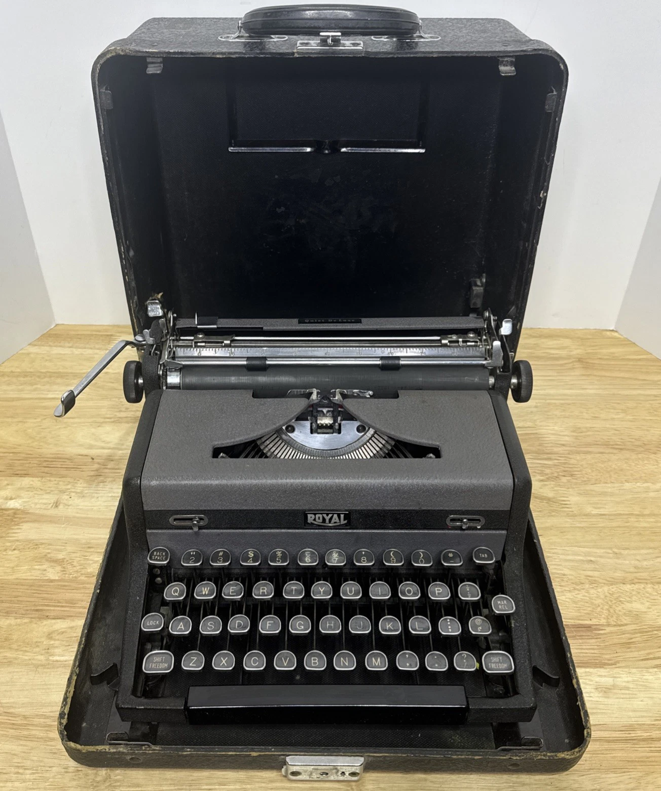 Royal Quiet De Luxe Portable Typewriter Gray Crinkle 1948-1954